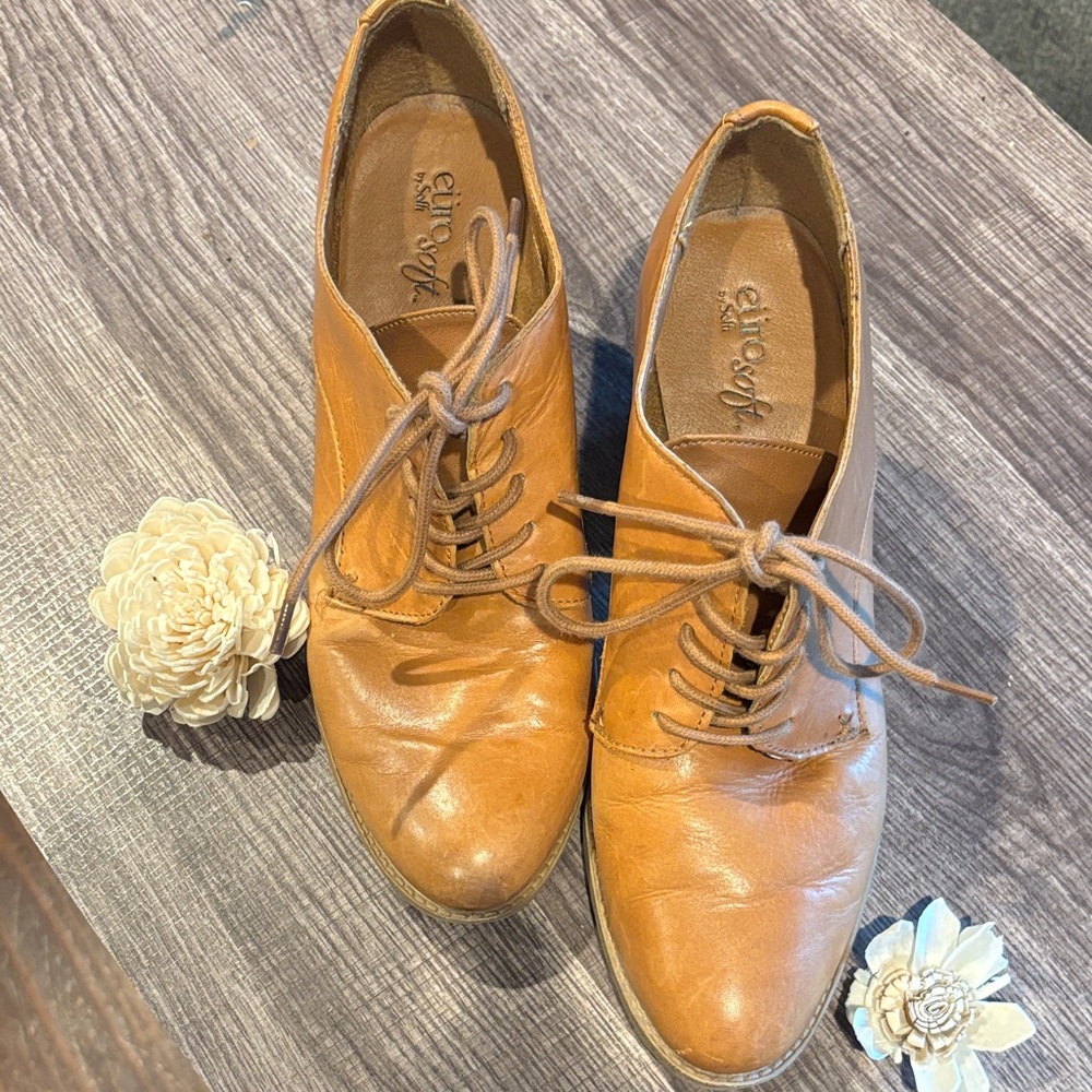Comfy cute tie up ankle boots. Camel/Tan